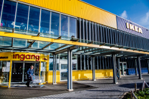 IKEA plaatst voor het eerst zonnepanelen op zijkant gebouw
