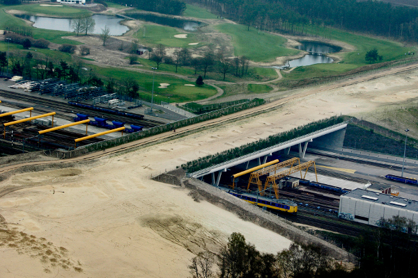 Natuurbrug over spoor bij Hilversum stikstofarm gebouwd