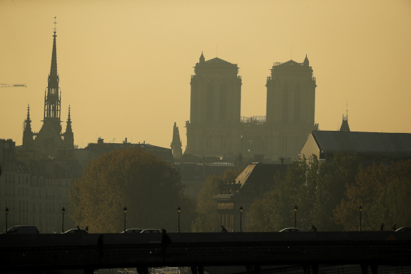 Verwoeste steigers verwijderd van Notre-Dame Parijs